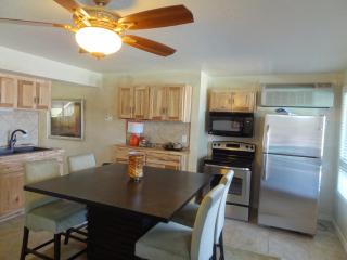 Poolside Queen Cabana with two queen beds, full kitchen and pool access overlooking Lake Ouachita, Hotel Room - Mount Ida - 5