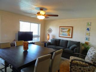 Poolside Queen Cabana with two queen beds, full kitchen and pool access overlooking Lake Ouachita, Hotel Room - Mount Ida - 4