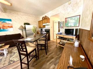 SU1, King Studio with king bed, dining area, sleeper sofa and lake view patio Hotel Room - Mount Ida - 7