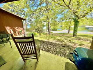 SU1, King Studio with king bed, dining area, sleeper sofa and lake view patio Hotel Room - Mount Ida - 6