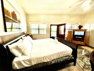 SU1, King Studio with king bed, dining area, sleeper sofa and lake view patio Hotel Room - Mount Ida - 3