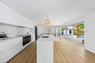 Luxury home in the heart of Burleigh - 8