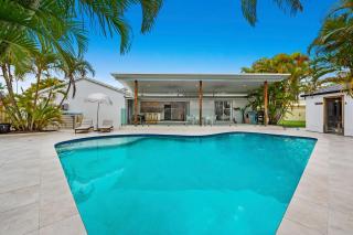 Luxury home in the heart of Burleigh - 7