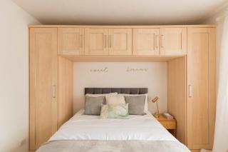 Surrey Stays - 2 Bedroom House, RH1, Contractors Welcome, Sleeps 5 max, 2 Parking Spaces, Near Town Centre, Train Station and Gatwick Airport - 2