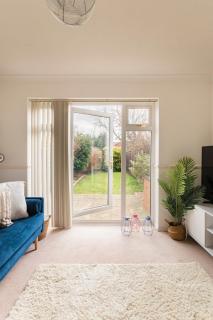 Surrey Stays - 2 Bedroom House, RH1, Contractors Welcome, Sleeps 5 max, 2 Parking Spaces, Near Town Centre, Train Station and Gatwick Airport - 1