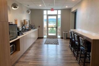 Microtel Inn & Suites by Wyndham Woodland Park - 1