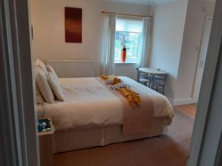 Hogwarts Bed and Continental Breakfast - Sheerness - 6