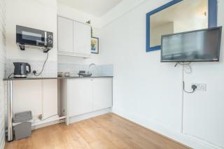 Private Room 4 with Kitchenette by CB Stays no minimum stays - Cambridge - 5