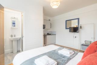 Private Room 4 with Kitchenette by CB Stays no minimum stays - Cambridge - 3