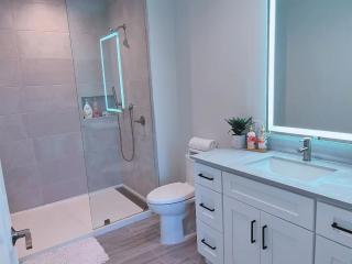 Lux property great for 1 to 8 Guests-family trip ,5Beds 2Rooms Staycation with Gym and EV, proximity to Downtown and Beaches - 4