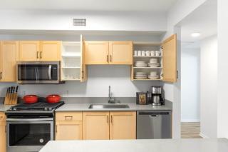 Hollywood 2BR w Gym Pool Spa nr Sunset Blvd LAX-200 - Los Ángeles - 4