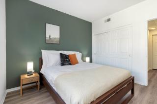 Hollywood 2BR w Gym Pool Spa nr Sunset Blvd LAX-200 - Los Ángeles - 2