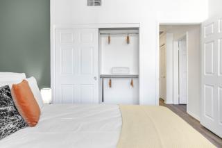 Hollywood 2BR w Gym Pool Spa nr Sunset Blvd LAX-200 - Los Ángeles - 1