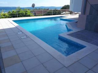 Sea view apartment with swimming pool near beach - 7