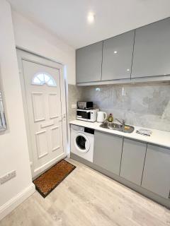3 Cosy Homes Walking Distance to Mall with Parking Available to Book Separately 3 Bed House Or 1 Bed Apartment Or Studio - Golders Green - 8