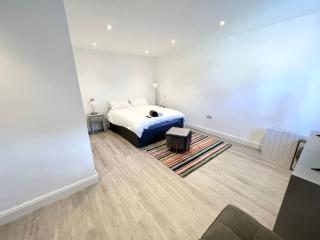 3 Cosy Homes Walking Distance to Mall with Parking Available to Book Separately 3 Bed House Or 1 Bed Apartment Or Studio - 4