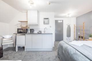 Private Room 8 with Kitchenette by CB Stays no minimum stays - Cambridge - 4