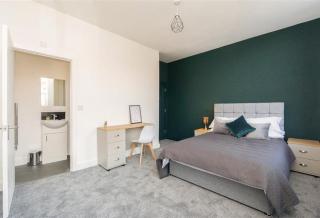 King St Contractor Accommodation 6 bed 6 bath free parking for vans nr Birkenhead by Rework Accommodation - Wallasey - 8