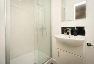 King St Contractor Accommodation 6 bed 6 bath free parking for vans nr Birkenhead by Rework Accommodation - Wallasey - 7