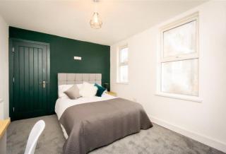 King St Contractor Accommodation 6 bed 6 bath free parking for vans nr Birkenhead by Rework Accommodation - Wallasey - 6