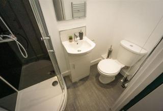 King St Contractor Accommodation 6 bed 6 bath free parking for vans nr Birkenhead by Rework Accommodation - Wallasey - 5