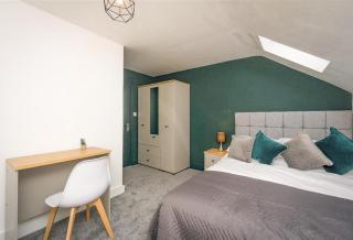King St Contractor Accommodation 6 bed 6 bath free parking for vans nr Birkenhead by Rework Accommodation - Wallasey - 4