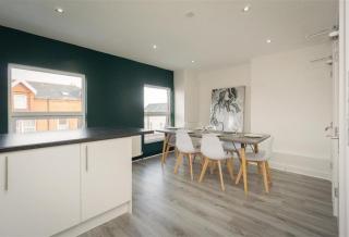 King St Contractor Accommodation 6 bed 6 bath free parking for vans nr Birkenhead by Rework Accommodation - Wallasey - 3
