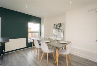 King St Contractor Accommodation 6 bed 6 bath free parking for vans nr Birkenhead by Rework Accommodation - Wallasey - 2