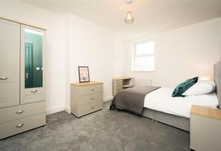 King St Contractor Accommodation 6 bed 6 bath free parking for vans nr Birkenhead by Rework Accommodation - Wallasey - 1