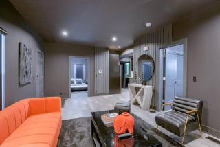 Elegant Black Modern - Lincoln - 9