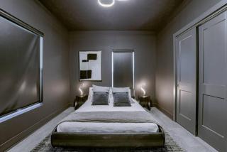 Elegant Black Modern - Lincoln - 1