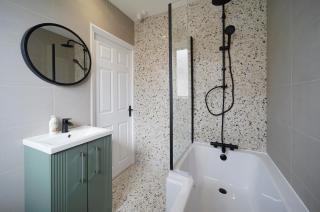 Stunning luxury 3 bed house with garden in North Leeds - 3