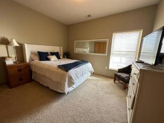 BEAUTIFUL COZY CONDO with POOLS/GYM-SELF CHECK-IN - 3