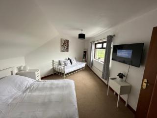 Hill Top House - - 5