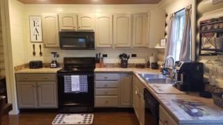 Creekside Haven - Authentic Cabin, Outstanding Location - 1