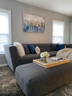 Cozy, 1st floor apartment 2bdrms Plus Semi Private room with Futon Pets with fee Family Friendly Close to Everything - Cleveland - 8
