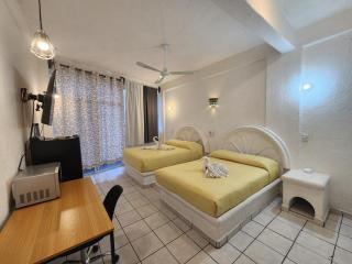 Lovely studio apartment with balcony AC & wi-fi, minutes from downtown! - Zihuatanejo - 5