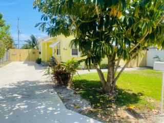 5 min to Beach Large Living Room Fenced Backyard BBQ Firepit Driveway Boat Parking - Lake Worth - 5