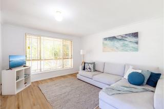 Driftwood Cottage 1 28 Farm Rd pet friendly Wi Fi Air Con and ground floor - Fingal Bay - 0