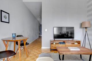 Bright FiDi Studio w Gym Doorman NYC-115 - 8