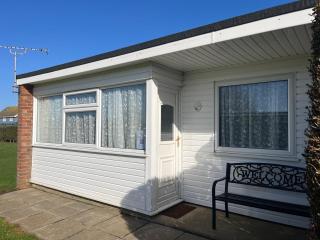 14, Sundowner Holiday Park, Hemsby - Two bed chalet, sleeps 6, bed linen and towels included - pet friendly - Hemsby - 0