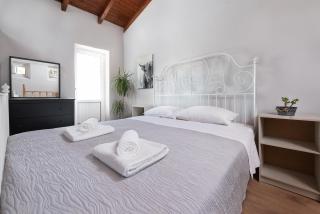 Modern House with Courtyard nearby the Old Town - Rodes - 0