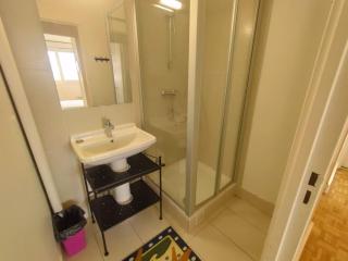 5 mn (450 m) walk Metro/La Defense/Netflix/Parking - 2