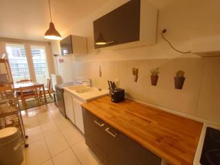 5 mn (450 m) walk Metro/La Defense/Netflix/Parking - 5