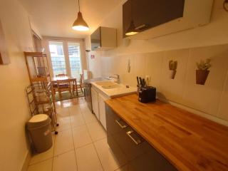 5 mn (450 m) walk Metro/La Defense/Netflix/Parking - 1