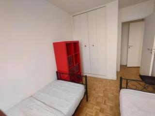 5 mn (450 m) walk Metro/La Defense/Netflix/Parking - 4