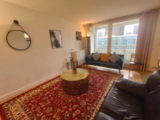 5 mn (450 m) walk Metro/La Defense/Netflix/Parking - 3