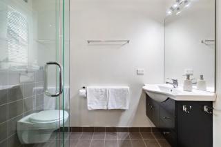 Lake and Mountain view living - Queenstown - 1