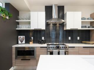 Stunning 3BD 3.5 BA - 10 Min to Downtown! Garage! - 3