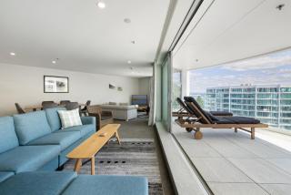 Oceanside Apartment with Iconic Views - Mount Maunganui - 1